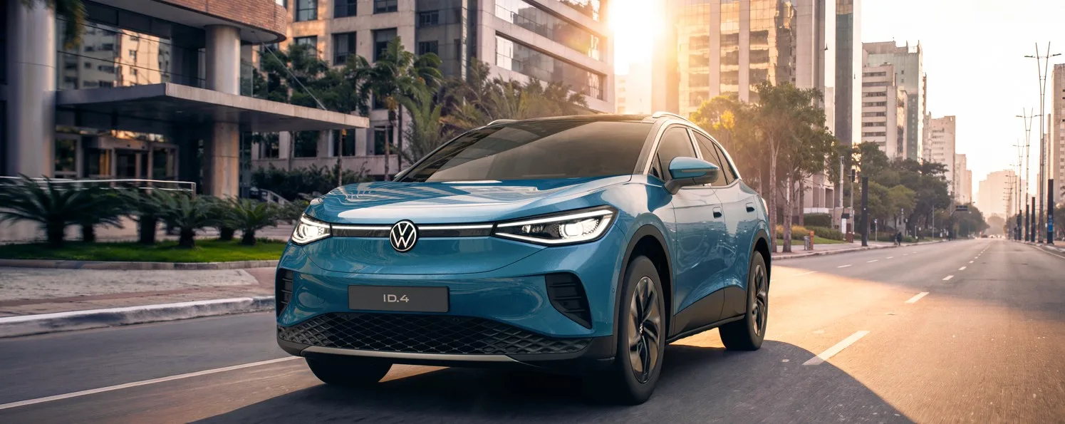 Volkswagen ID.4 Costa Azul numa avenida de São Paulo ao pôr do sol